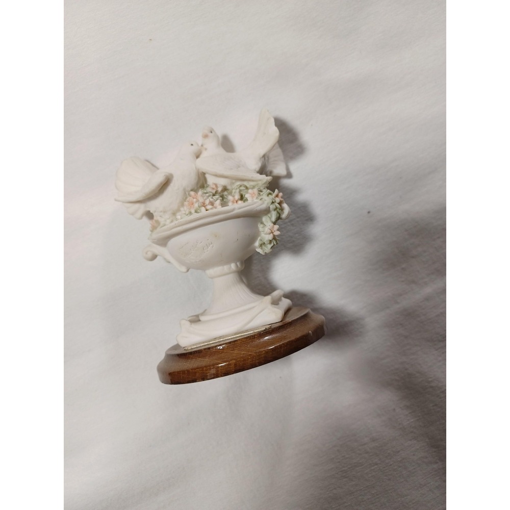 Vintage Giuseppe Armani Florence Italy Doves Figurine 1988 Capodimonte Wood Base - Picture 2 of 9